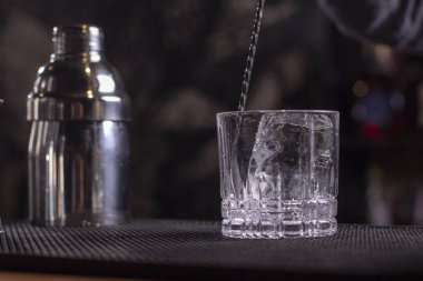 Barmen gösterisi. Barmen gece kulübünde kokteyl hazırlıyor..