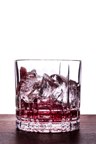Röd Cocktail Med Träbord Isolerad Vit Bakgrund — Stockfoto