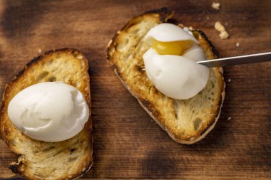 Yumuşak haşlanmış yumurta için kahvaltı tost ile.