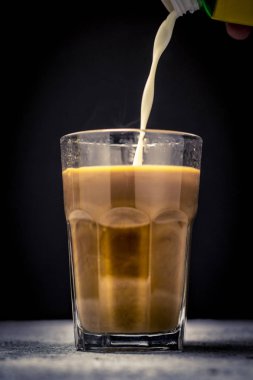 kahve ya da süt çay Kupası veya cam dökme. / kahve ya da süt çay sıçrama
