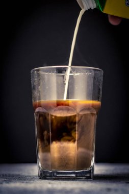 kahve ya da süt çay Kupası veya cam dökme. / kahve ya da süt çay sıçrama