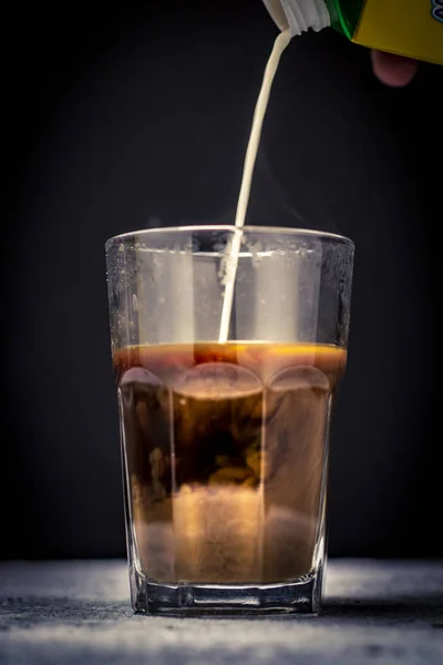 Hälla Kaffe Eller Mjölk Kopp Eller Glas Splash Kaffe Eller — Stockfoto