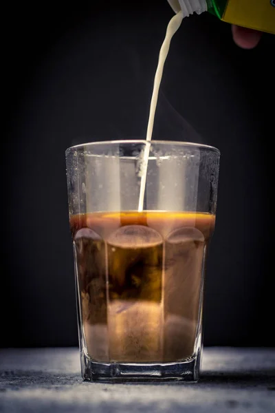 Hälla Kaffe Eller Mjölk Kopp Eller Glas Splash Kaffe Eller — Stockfoto