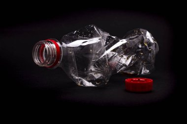 Siyah bacground plastik şişe. Plastik kirliliği kavramı yendi.
