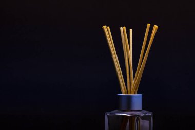 Siyah arka plan üzerine sopa ile seçici odak ve kırpma parçası Aroma Cam şişe ve parfüm