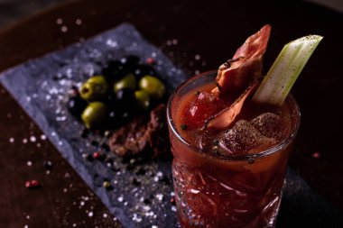 Bloody mary kokteyl kereviz sopa, pastırma ve zeytin ile süslenmiş.