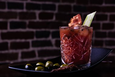 Bloody mary kokteyl kereviz sopa, pastırma ve zeytin ile süslenmiş.