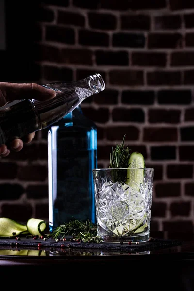 Cóctel Alcohólico Gintónico Pepino Romero Hielo Sobre Fondo Madera Negro — Foto de Stock