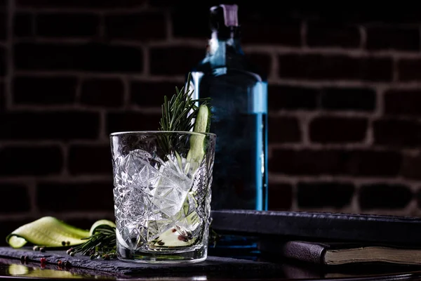Gin Tonic Alkoholhaltiga Cocktail Gurka Rosmarin Svart Trä Bakgrund — Stockfoto