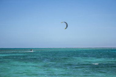 Uçurtma denizde sörf yapıyor.