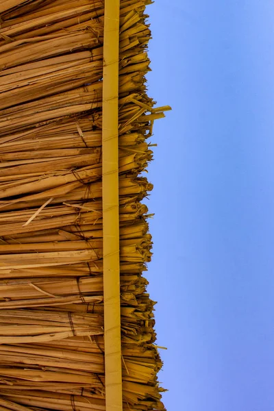 Avucunun Içinde Yapılan Tropikal Plaj Şemsiyesi Görünümü Kalkıyor — Stok fotoğraf