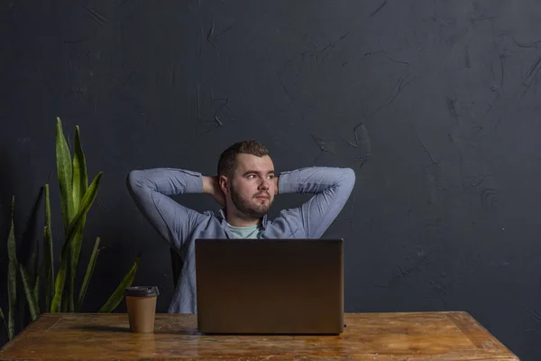 Satisfecho Con Trabajo Realizado Joven Feliz Trabajando Ordenador Portátil Mientras — Foto de Stock