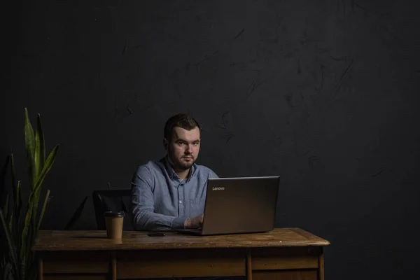 Νεαρός Επιχειρηματίας Που Εργάζεται Φορητό Υπολογιστή Του Στο Ξύλινο Τραπέζι — Φωτογραφία Αρχείου