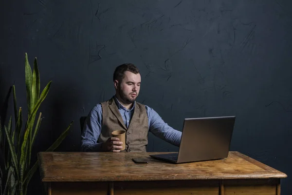 Joven Hombre Negocios Trabajando Portátil Mesa Madera Espacio Para Texto — Foto de Stock