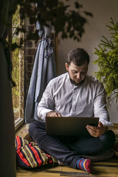 Hombre Joven Que Trabaja Con Ordenador Portátil Casa Sentado Suelo — Foto de Stock