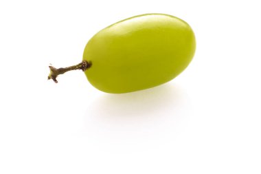 Beyaz arkaplanda taze yeşil üzümler izole edilmiş.