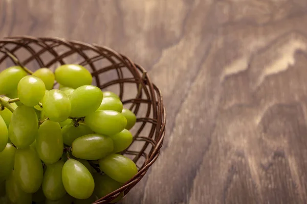 바구니에는 초록색 포도송이 과일들이 있으며 상징하는 것으로 클로즈업 — 스톡 사진