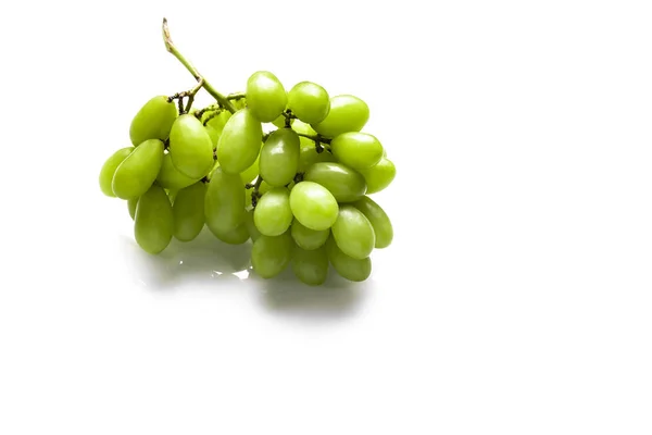 Uvas Verdes Frescas Aisladas Sobre Fondo Blanco — Foto de Stock