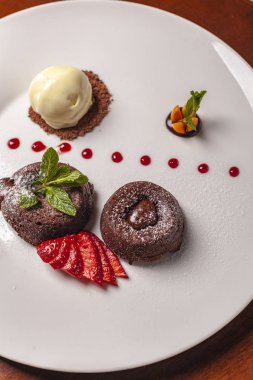 Çilek ve pudra şekeri ile Çikolatalı fondan (cupcake)