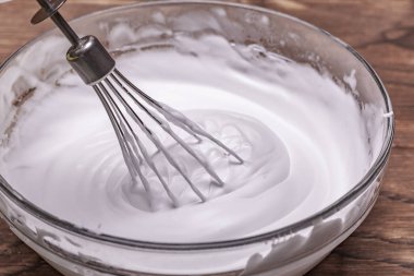 Ahşap masa, üstten görünüm yumurta akı için krem şanti