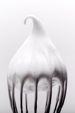 Metal çırpma teli ile beyaz zemin üzerine çırpılmış yumurta akı