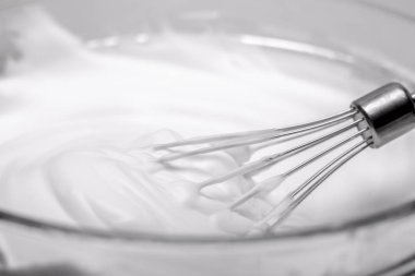 Ahşap masa, üstten görünüm yumurta akı için krem şanti