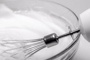 Ahşap masa, üstten görünüm yumurta akı için krem şanti