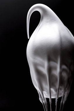 Beze şantiyle yumurta akı siyah arka plan