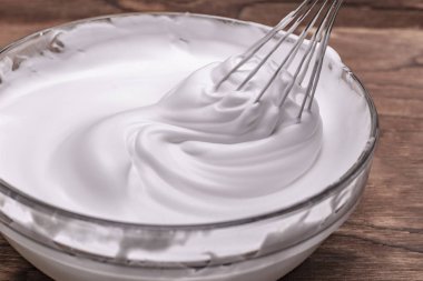 Ahşap masa, üstten görünüm yumurta akı için krem şanti