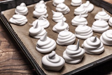 Kağıt yedekleme üzerinde meringues yakın çekim
