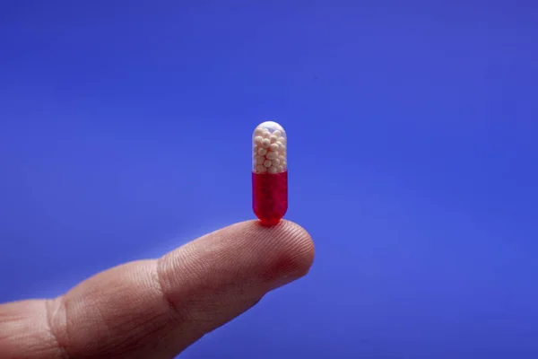 Close-up tiro de uma mão segurando dois comprimidos — Fotografia de Stock