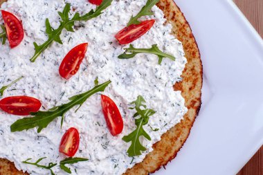 Ahşap masada Hanukkah için lezzetli patates krep ile plaka, closeup üst görünüm