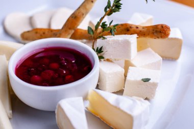 Kızılcık soslu çeşitli peynir, seçici odak