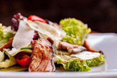 Füme Catfish, havuç ve miso pansuman ile salata. Profesyonel bir şefin işi. Bir restorandan çanak yakın çekim.