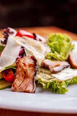 Füme Catfish, havuç ve miso pansuman ile salata. Profesyonel bir şefin işi. Bir restorandan çanak yakın çekim.