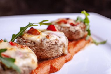 Parmesan kabuk ve taze otlar ile mantar dolması.