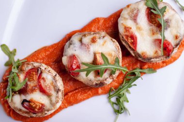 Parmesan kabuk ve taze otlar ile mantar dolması.