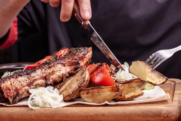 Heerlijke gegrilde ribben gekruid met verse kruiden, Koolsalade, gesteunde aardappel op een oude rustieke houten snijplank — Stockfoto