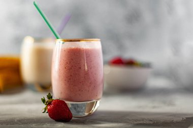 Taze çilek ve muz smoothie