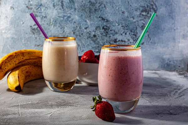 Batido de fresa y plátano fresco — Foto de Stock