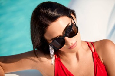 Suya karşı yüzme havuzunda güzel esmer moda portre