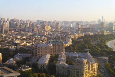 18.09.2017 - Bakü, Azerbaycan. Yüksek park manzara güzel bir şehir. Seaside, Parklar, appartments, çatılar. 