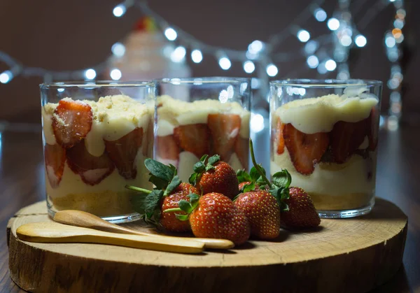 Magnolia Dessert Serveras Träplatta Med Strawberriesand Träslevar — Stockfoto