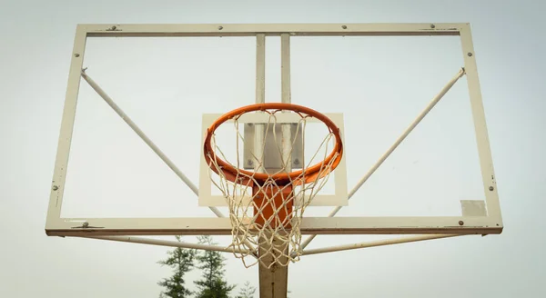 オープンエアのバスケット ボールのフープ 正面から見る ストリート バスケット ボール — ストック写真