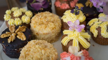 Çanak üzerinde krema ile çeşitli lezzetli kek mobilyalı. Yakın görüntü. Lezzetli tatlılar.