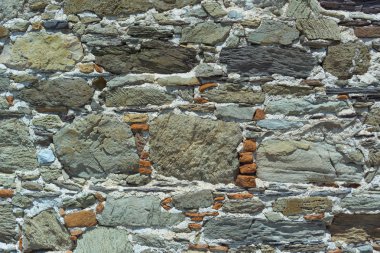 Taş duvar desen. Farklı taş türlerinden yapılan tüm taş duvar fotoğrafı.