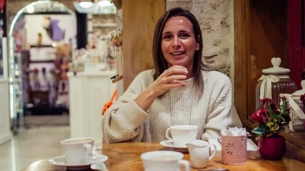 Kafeteryada oturan ve işaret dili ile konuşmak güzel kadın. Bayan Expressing 