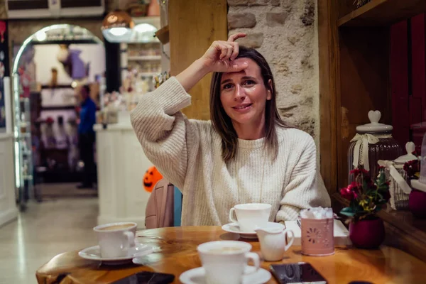 Kafeteryada oturan ve işaret dili ile konuşmak güzel kadın. Bayan portresi Expressing 