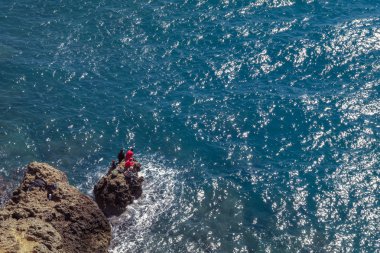 Antalya, Türkiye - 15 Nisan 2017: erkekler buzlu Balık tutma. Deniz kıyısı.