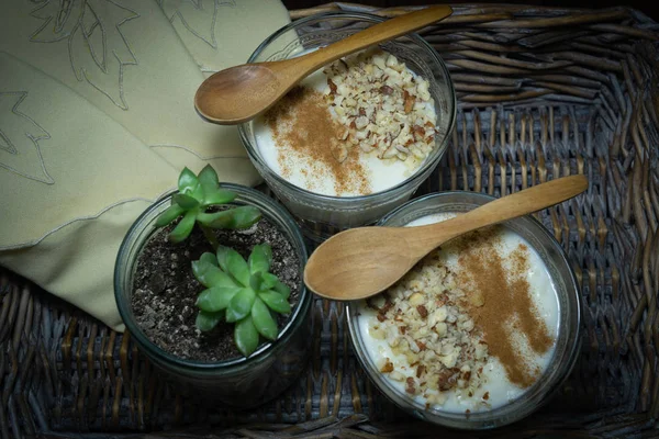 Puding beras disajikan dalam gelas. Dihiasi. Close-up . — Stok Foto